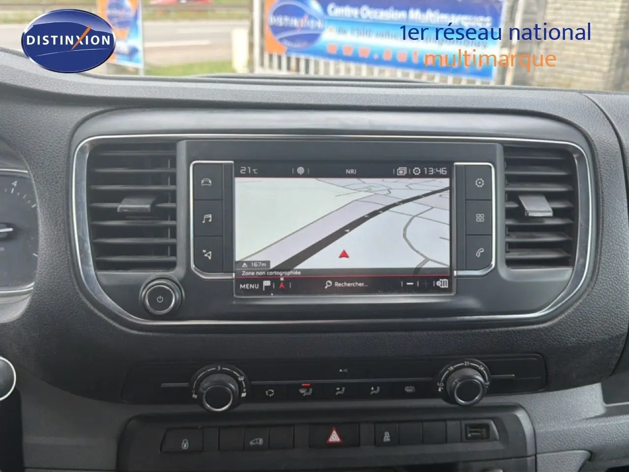 Vue rapprochée du tableau de bord du Citroën Jumpy blanc, mettant en valeur l'écran tactile central avec navigation.