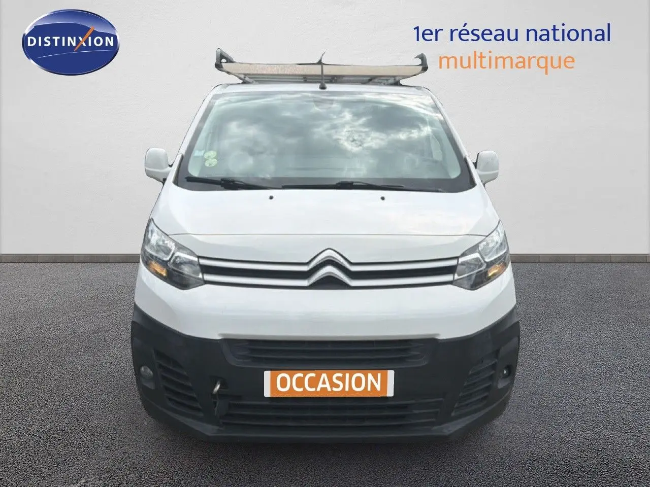 Vue frontale d’un Citroën Jumpy XL blanc de 2017 avec calandre noire et porte-échelle sur le toit.