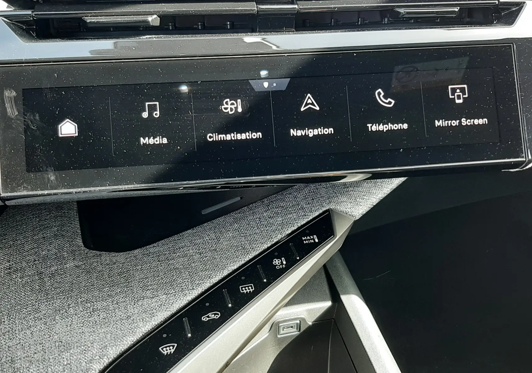 Vue rapprochée de l’écran tactile central et des commandes climatisation du Peugeot 5008 Hybrid gris Artense 2025.