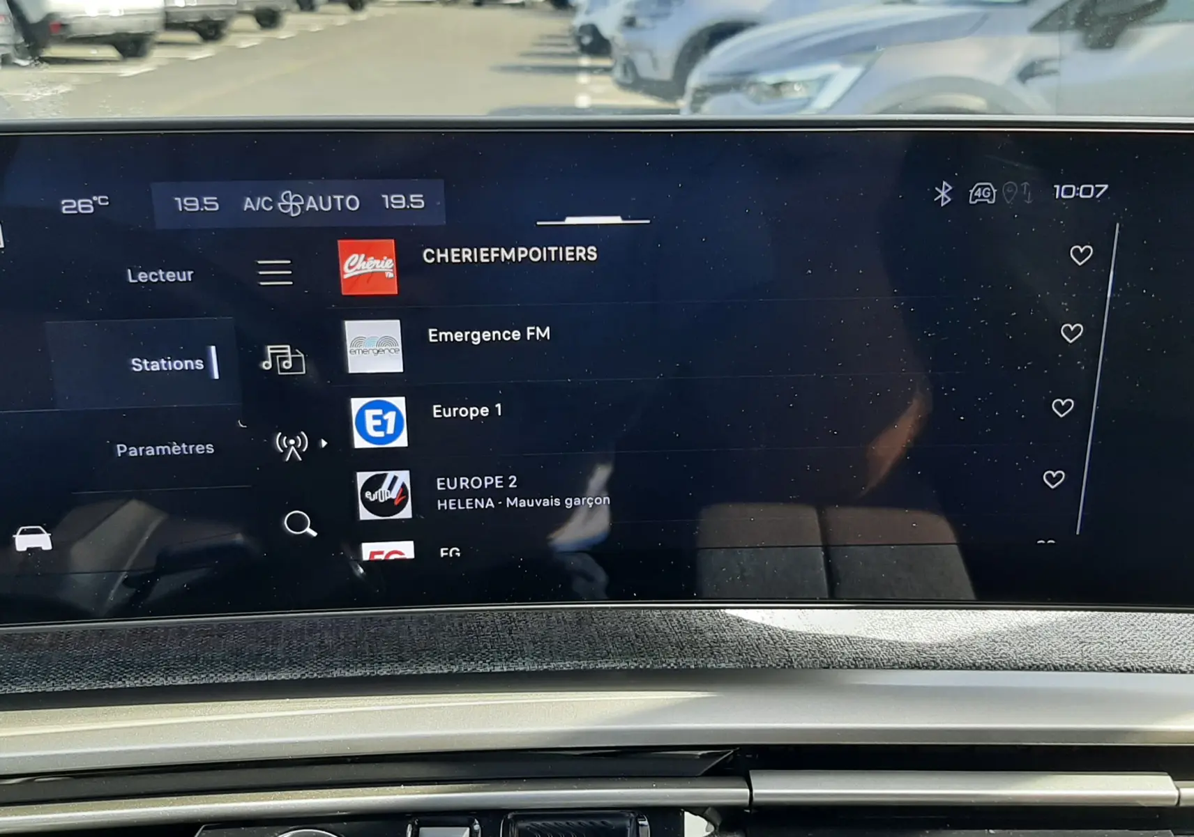 Affichage tactile intérieur du tableau de bord du Peugeot 5008 gris Artense, avec écran multimédia et commande de boîte automatique.