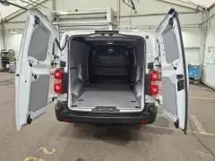 Vue arrière ouverte du FIAT Scudo Fourgon BlueHDi 180 XL blanc Icy, montrant l'espace de chargement vide et l'intérieur noir.