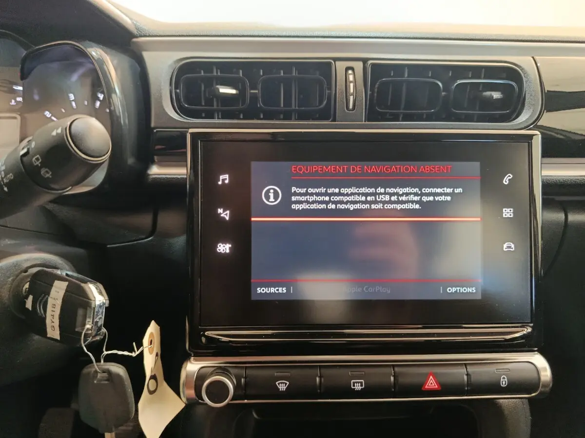 Vue rapprochée du tableau de bord central de la Citroën C3 2024, écran tactile affichant un message d'absence de navigation.