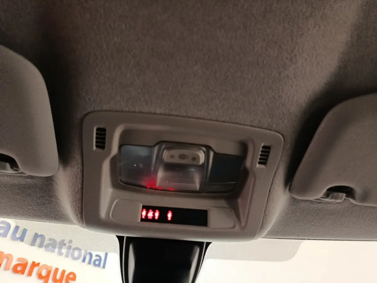 Vue intérieure du plafonnier avec éclairage et affichage digital rouge dans une Citroën C3 2024.