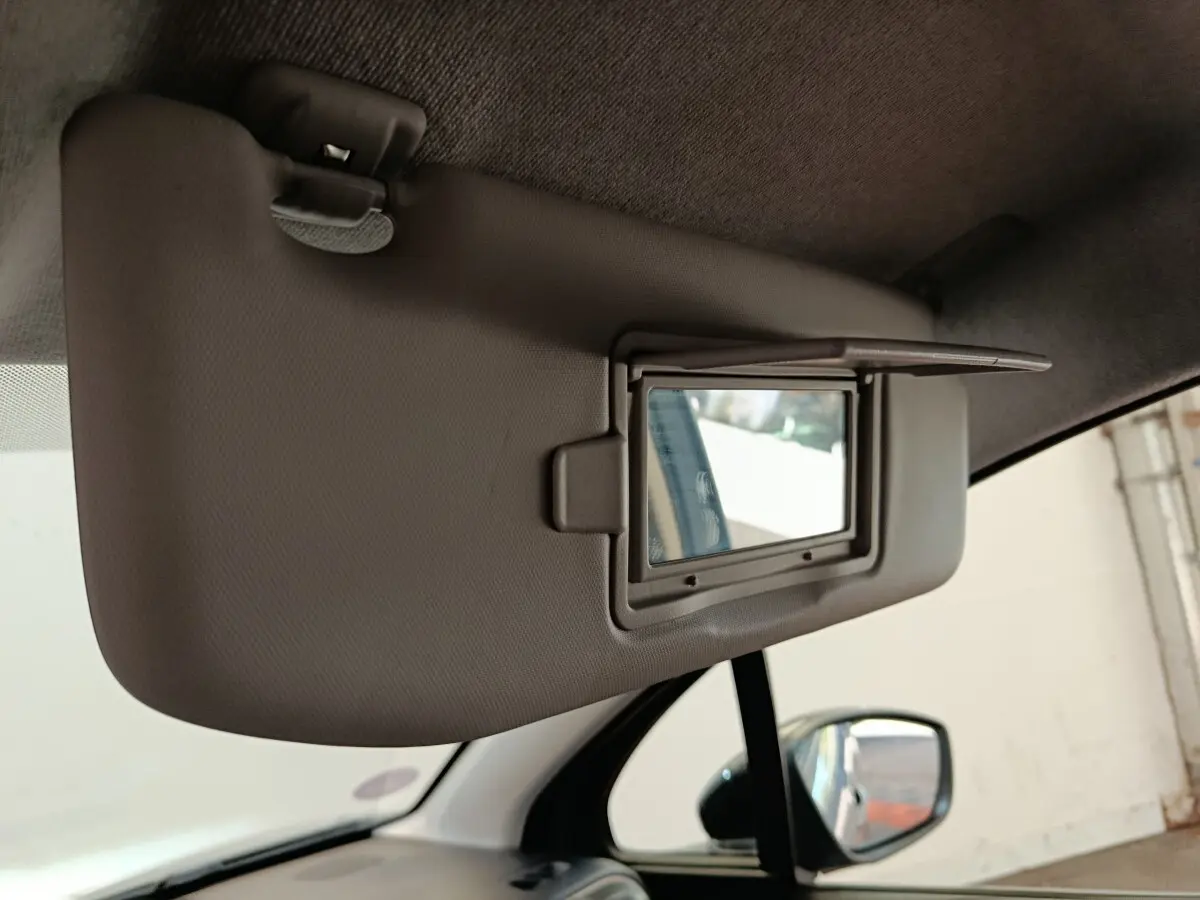 Détail du pare-soleil côté conducteur avec miroir intégré, vue intérieure de la Citroën C3 2024 gris foncé.
