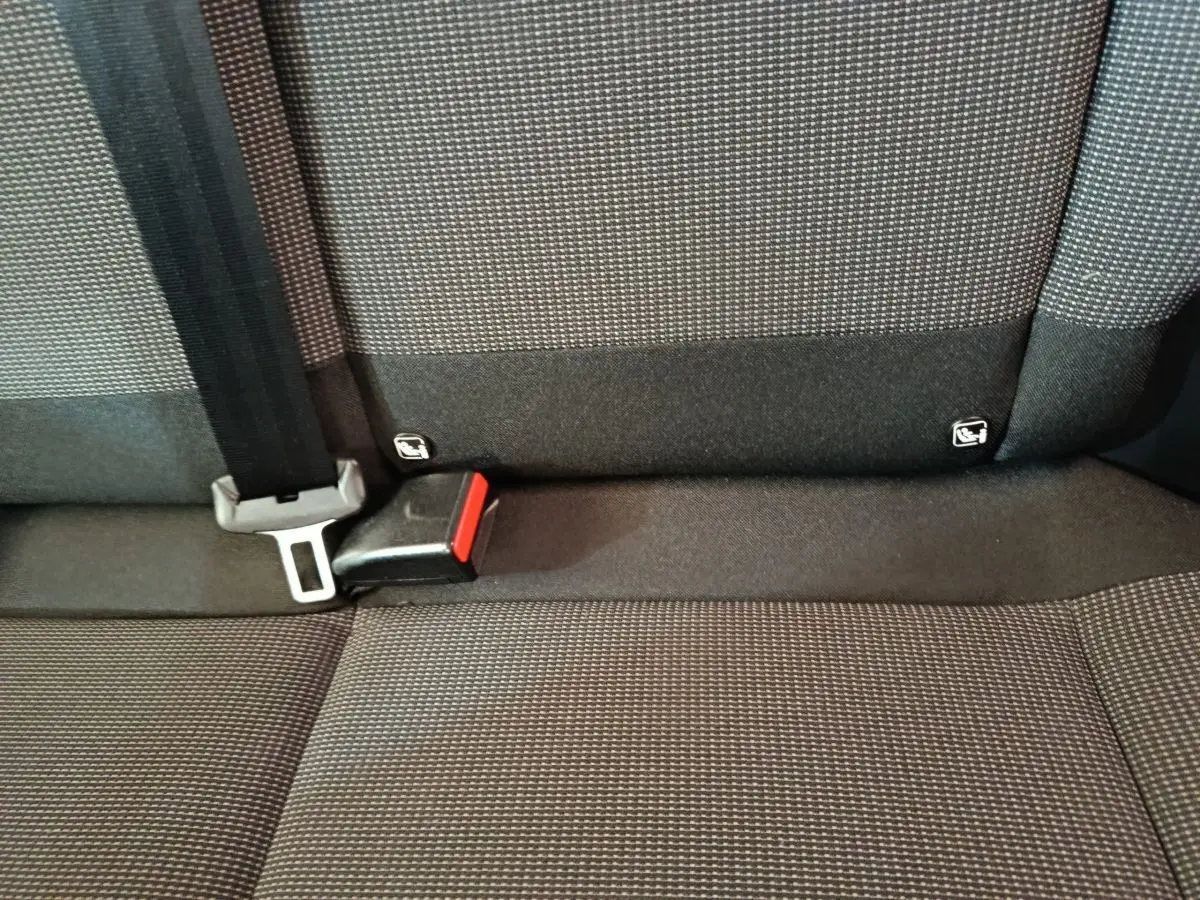 Gros plan sur la banquette arrière gris foncé de la Citroën C3 2024 avec ceinture et fixation Isofix visibles.