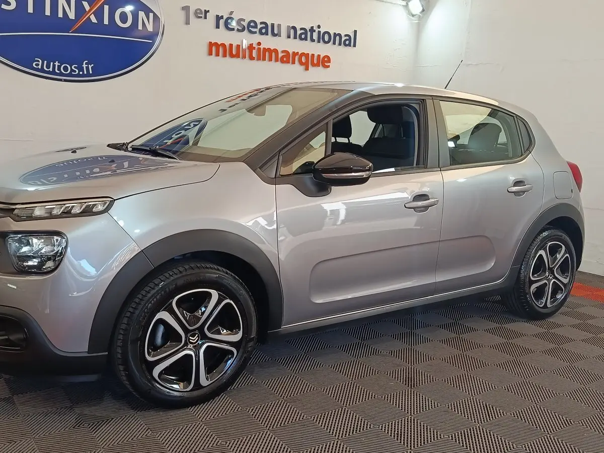 Citroën C3 gris foncé vue de profil côté gauche, avec jantes alliage et rétroviseurs ton caisse visibles.