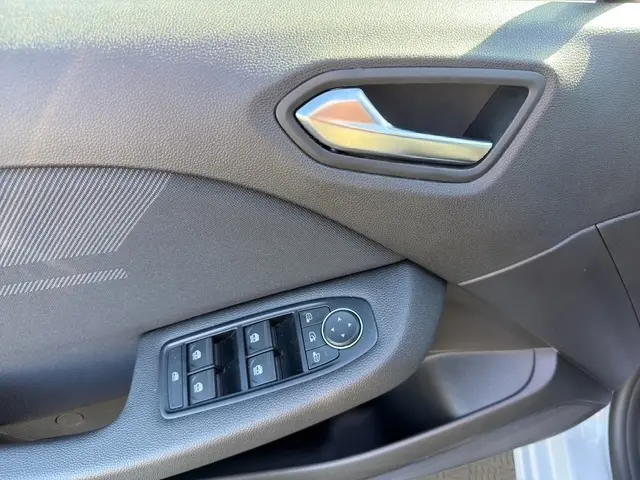 Détail de la porte côté conducteur de la Renault Clio Esprit Alpine E-Tech 2025, avec commandes des vitres et poignée argentée.