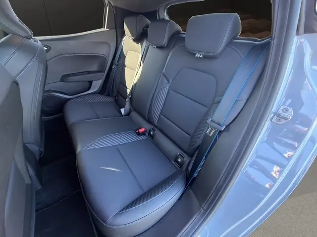 Vue intérieure de la banquette arrière noire avec surpiqûres bleues de la Renault Clio Esprit Alpine E-Tech 2025 gris clair.