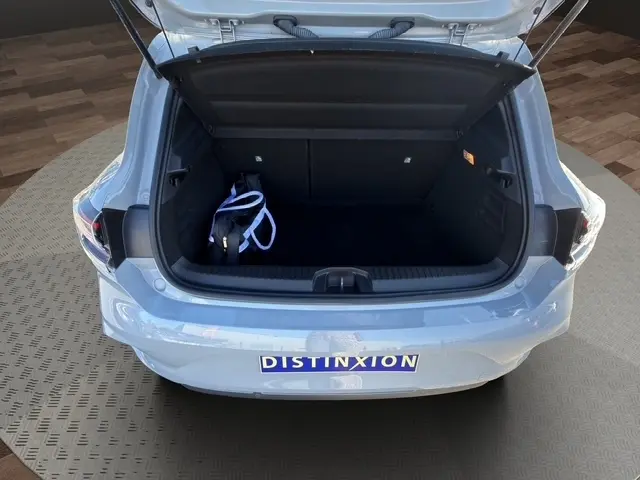 Vue arrière ouverte du coffre gris clair de la Renault Clio Esprit Alpine E-Tech 2025, avec sac à l’intérieur.