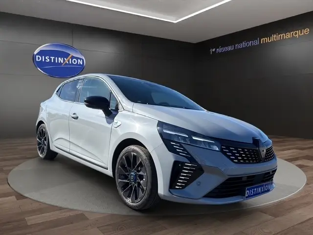Vue 3/4 avant droite d'une Renault Clio Esprit Alpine E-Tech gris clair avec jantes noires et calandre distinctive.