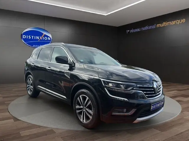 Renault Koleos noir vue 3/4 avant droit, mettant en valeur ses lignes élégantes et ses jantes alliage.