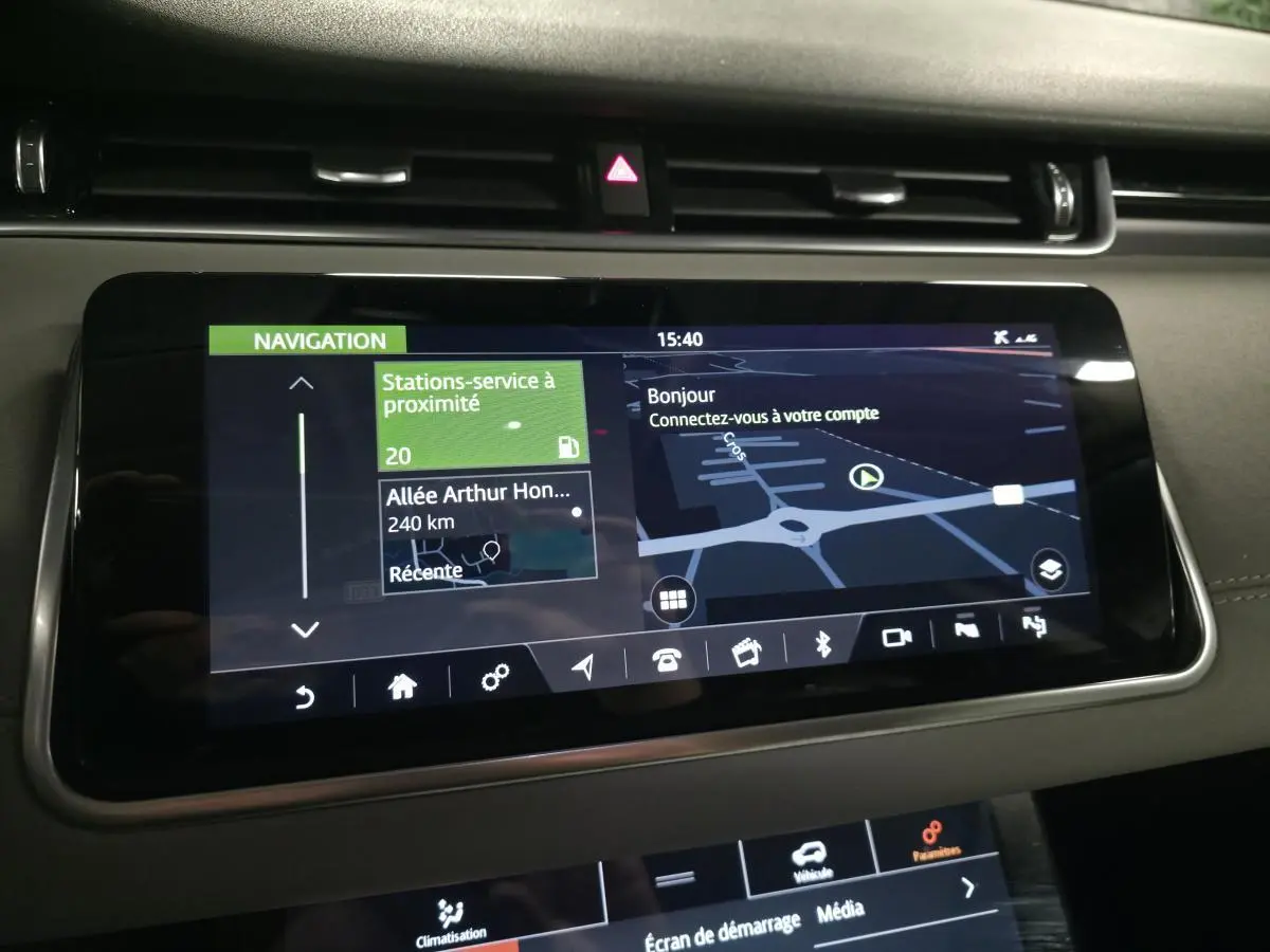 Écran tactile central du tableau de bord du Range Rover Evoque rouge, affichant la navigation en cours.