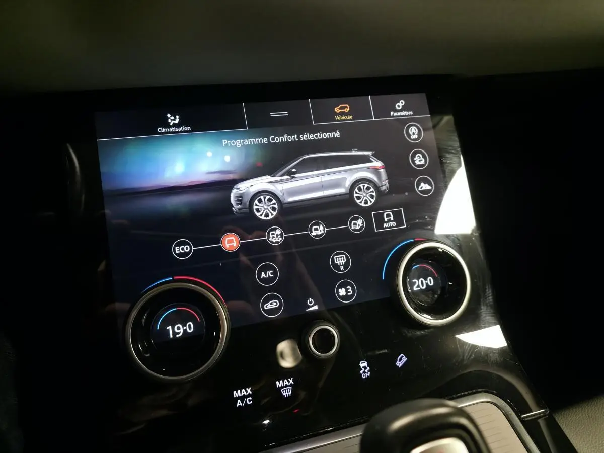 Écran tactile central du Range Rover Evoque 2019 montrant le mode confort avec commandes climatisation et réglages du véhicule.