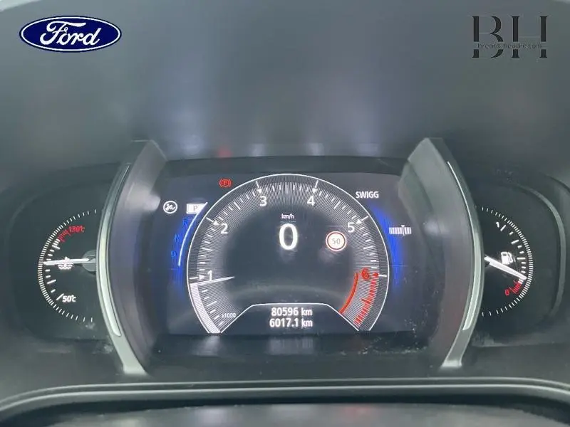 Tableau de bord numérique de Renault Mégane Break gris platine, affichage central vitesse et compteurs latéraux.