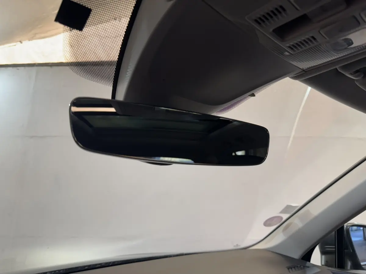 Rétroviseur intérieur noir du Volkswagen Tiguan Allspace 2019, vue de l'habitacle côté conducteur.