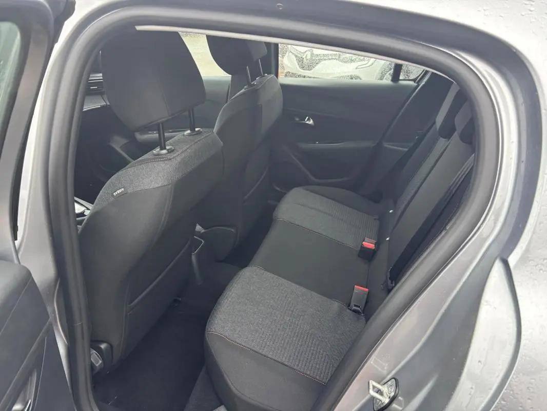 Vue intérieure côté gauche des sièges arrière gris foncé de la Peugeot 208 Hybrid 100 e-DCS6 Style 2025.