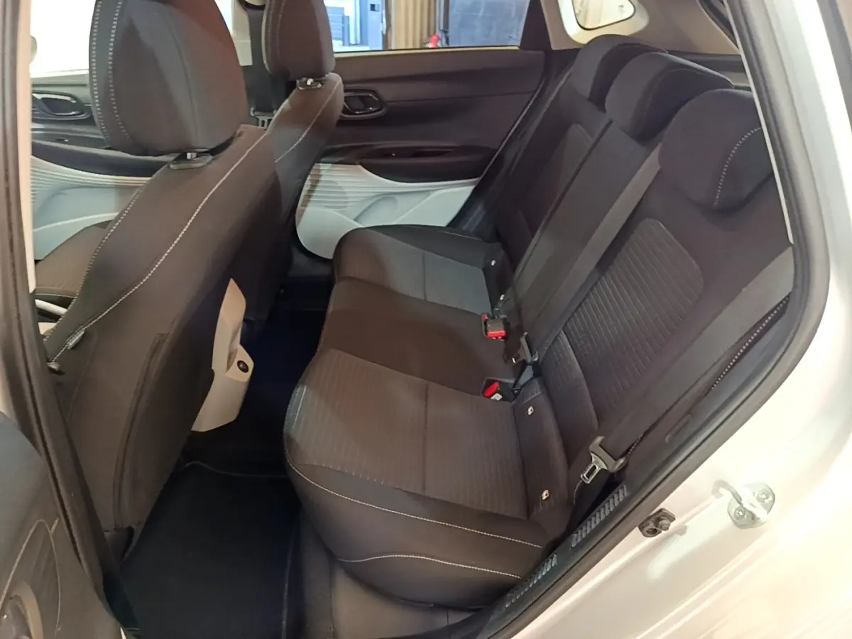 Vue intérieure côté droit sur la banquette arrière noire de la Hyundai i20 2022, avec ceinture et appuie-têtes visibles.