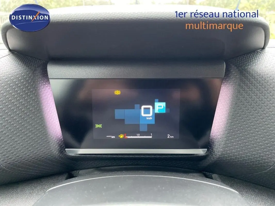 Affichage tête haute numérique en intérieur sur tableau de bord noir de Citroën C4 blanche 2024.