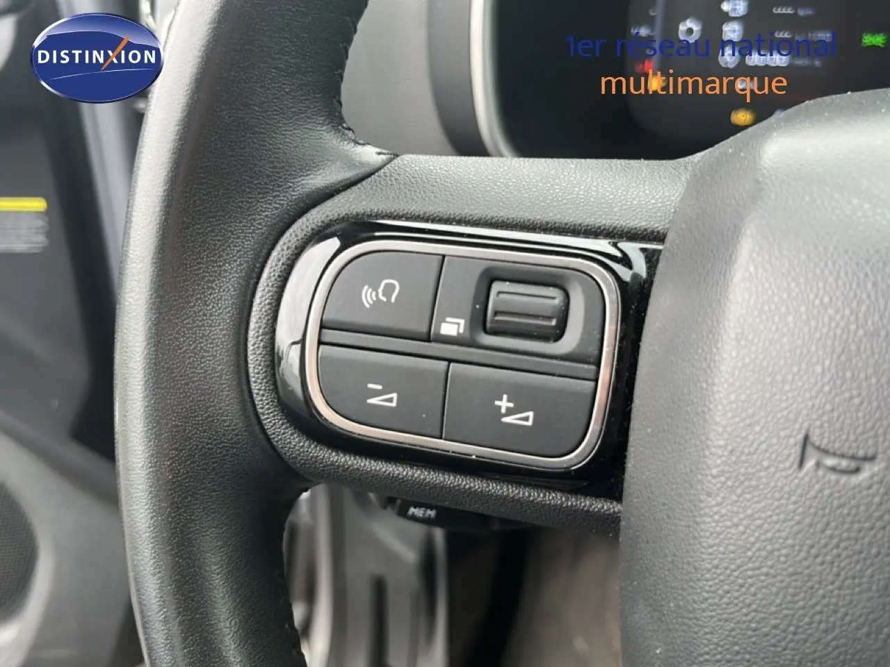 Gros plan sur les commandes au volant gauche du Citroën C5 Aircross gris clair métal, version PureTech 130ch Feel 2020.