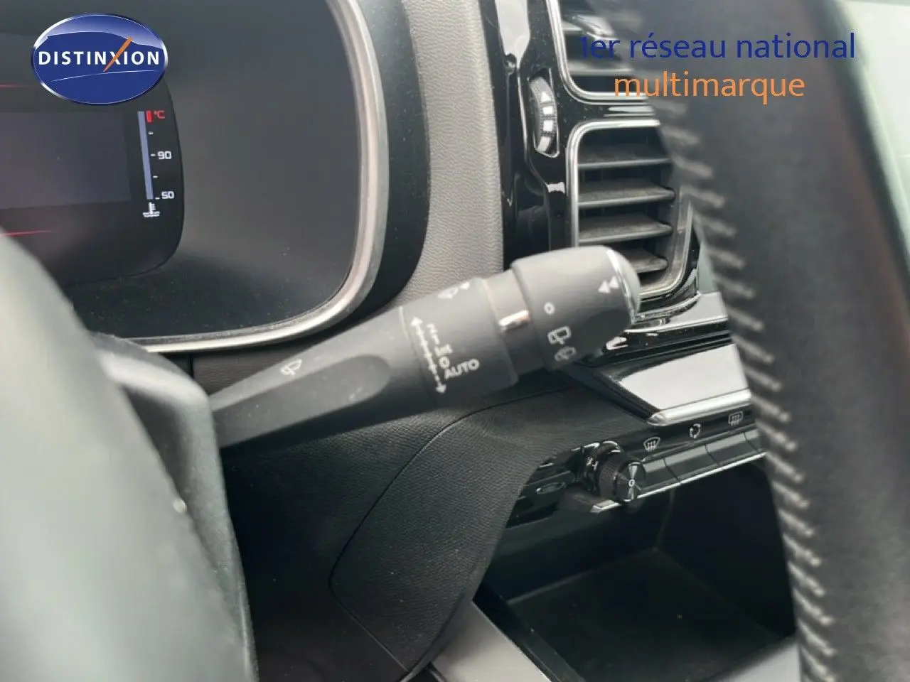 Gros plan sur la commande d'essuie-glace à gauche du volant dans l'habitacle noir du Citroën C5 Aircross 2020.