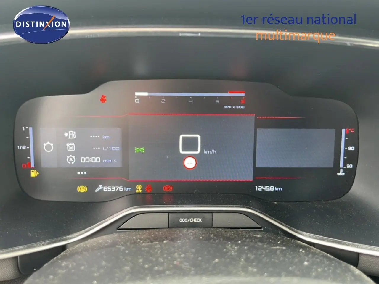 Tableau de bord numérique de Citroën C5 Aircross 2020 affichant la vitesse, compte-tours et alertes, vue frontale rapprochée.