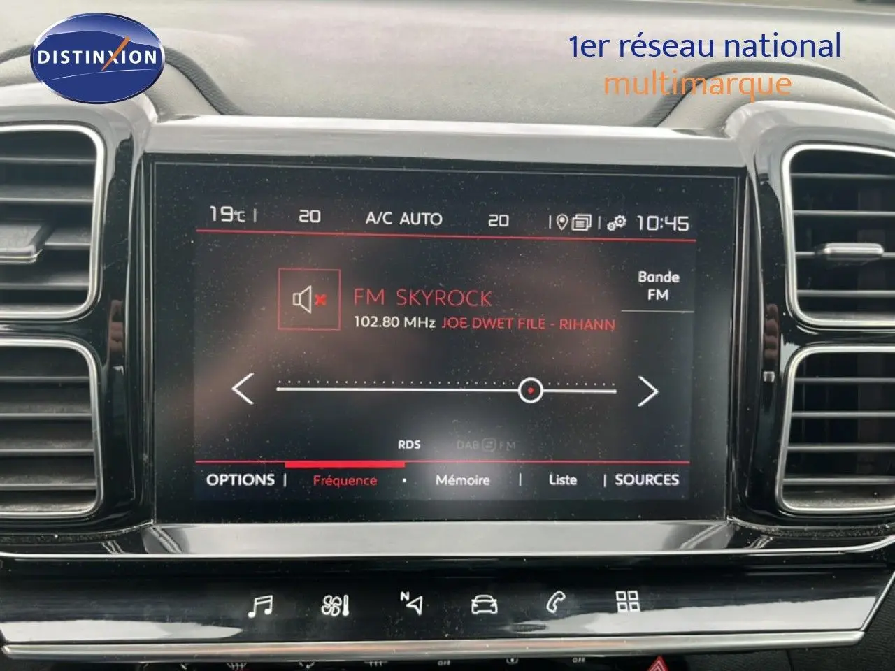 Écran tactile central du Citroën C5 Aircross gris clair, affichant la radio FM Skyrock en mode silencieux.