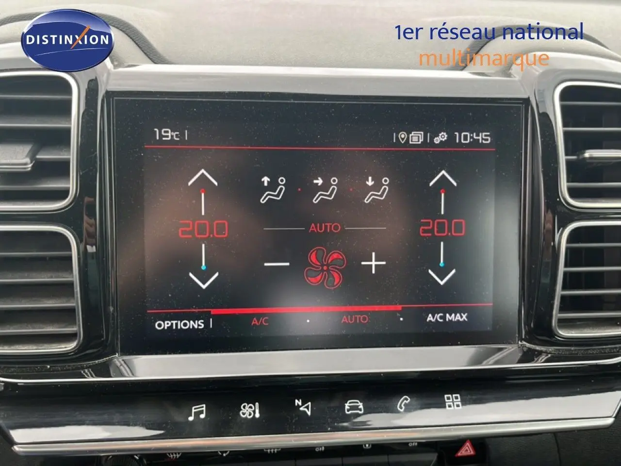 Tableau de bord de Citroën C5 Aircross 2020 avec écran tactile affichant la climatisation automatique.