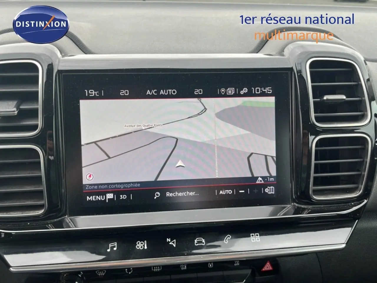 Écran tactile central avec navigation GPS, entouré de grilles d'aération noires dans l'habitacle d'une Citroën C5 Aircross gris clair.
