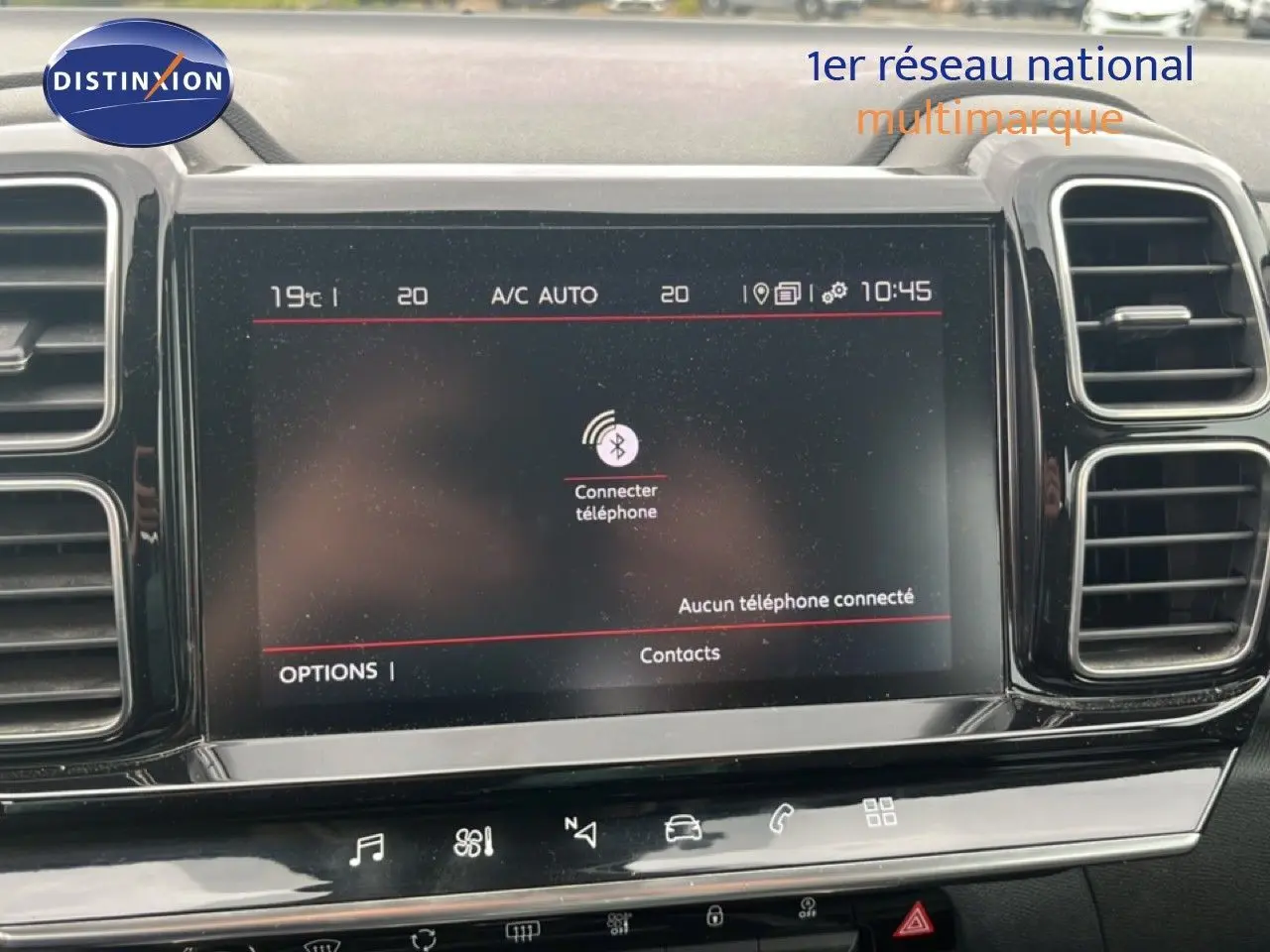 Écran tactile central du tableau de bord du Citroën C5 Aircross gris clair, avec commandes climatisation et connectivité Bluetooth.