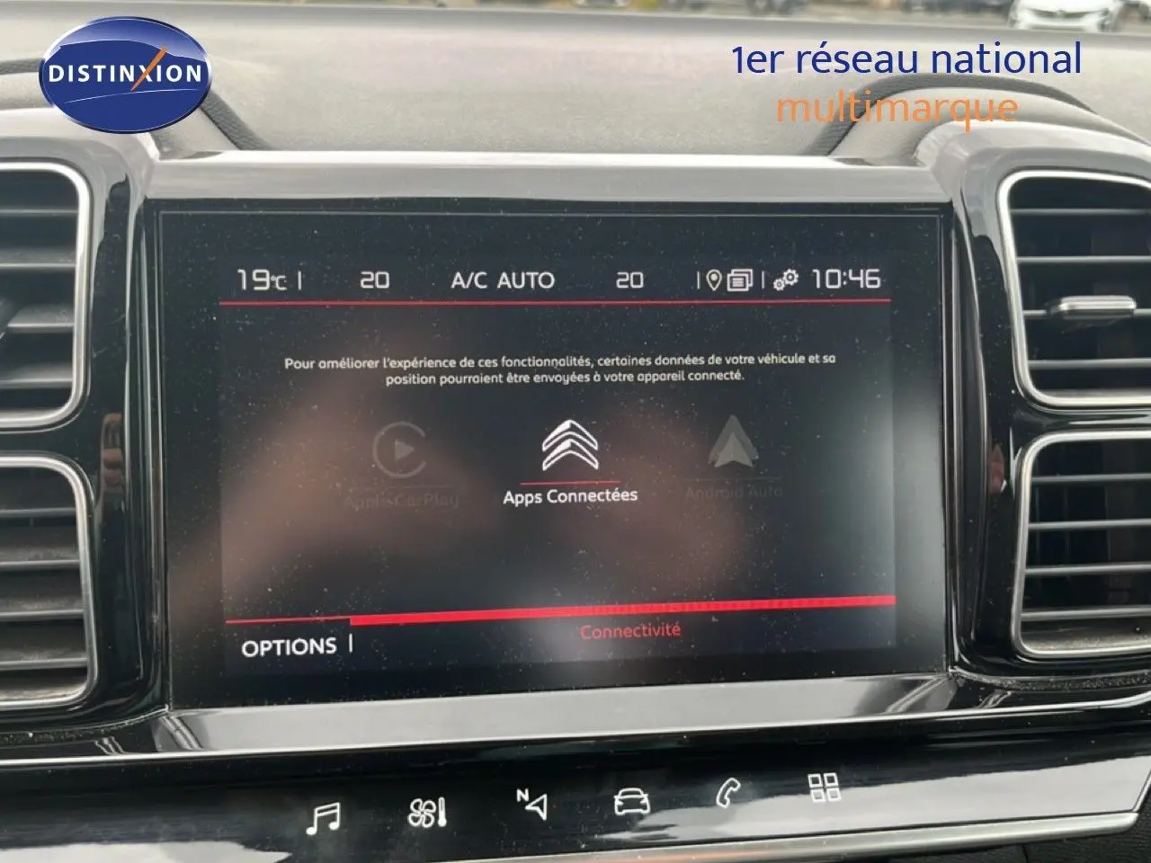 Écran tactile central du tableau de bord du Citroën C5 Aircross gris clair, affichant les options de connectivité.
