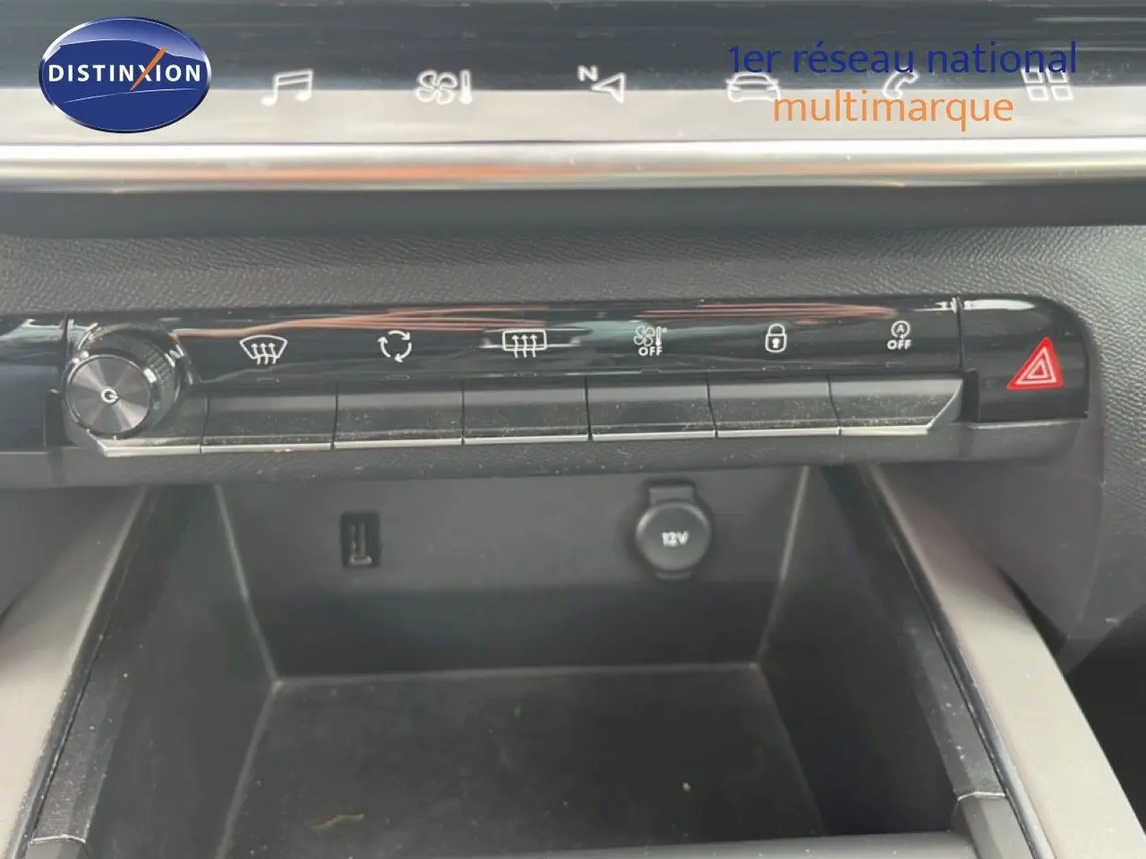 Vue rapprochée de la console centrale du Citroën C5 Aircross gris clair, montrant les commandes de climatisation et prise 12V.