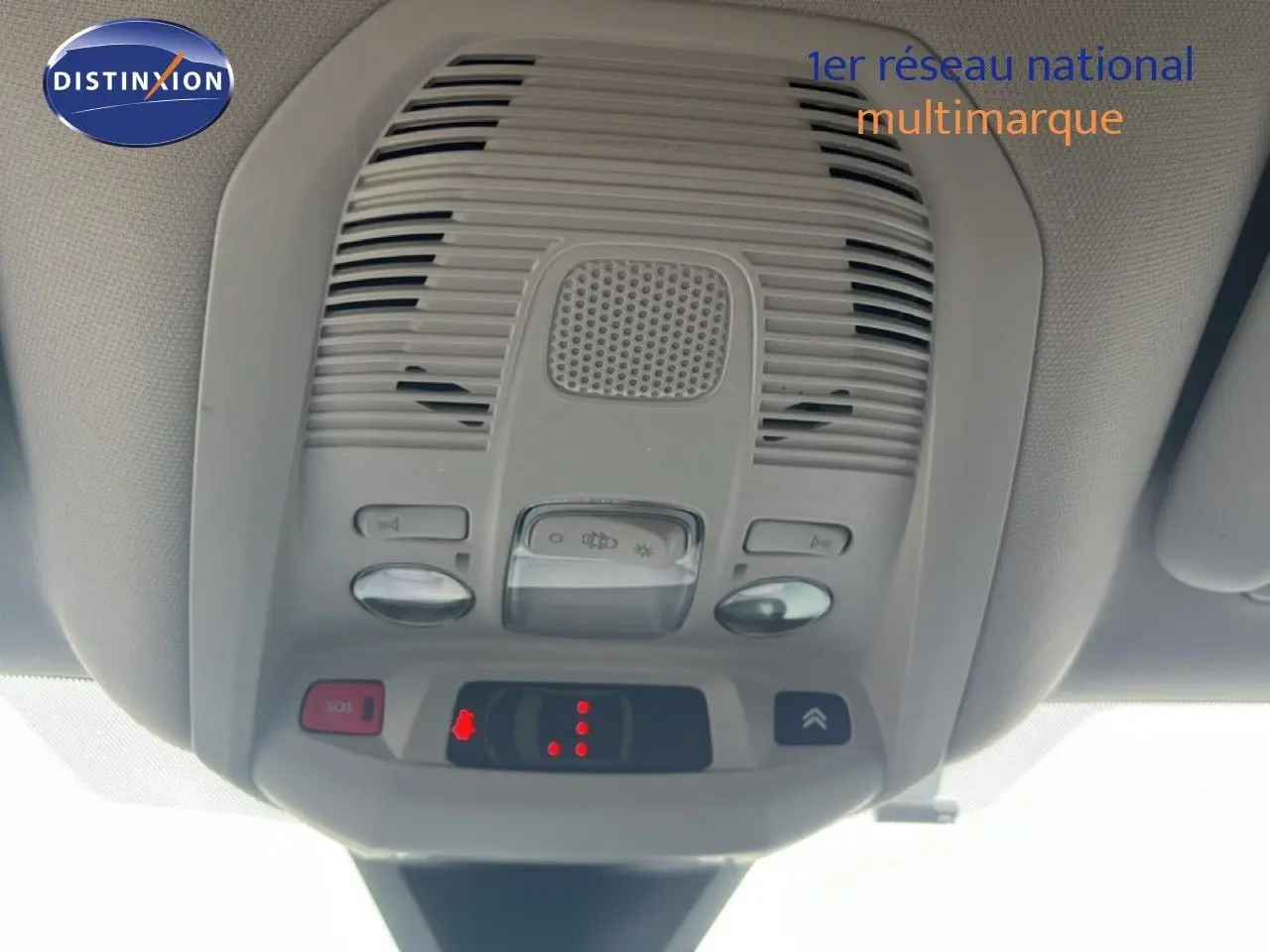 Vue intérieure du plafonnier gris clair du Citroën C5 Aircross PureTech 130ch Feel avec commandes d’éclairage et bouton SOS.