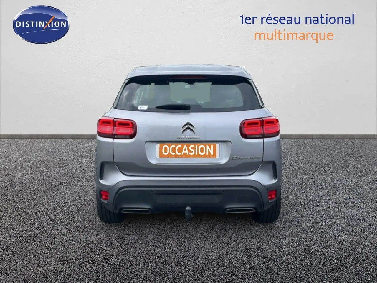 Vue arrière d'un Citroën C5 Aircross gris clair métal de 2020 avec feux LED et attelage visible sur fond neutre.