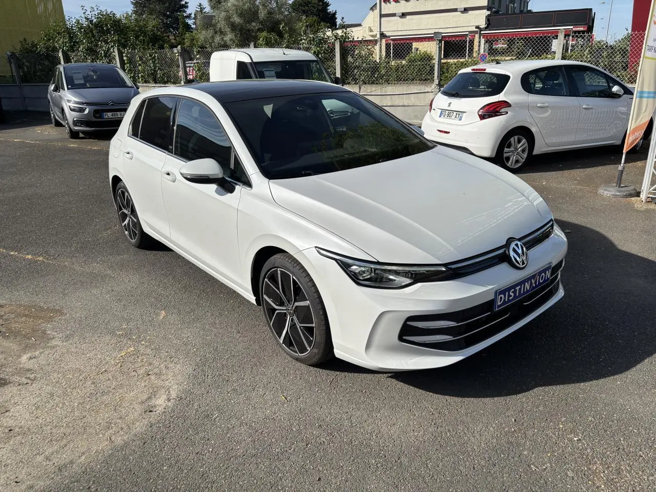 Volkswagen Golf blanc nacré vue 3/4 avant droit avec jantes alliage 18 pouces et projecteurs Matrix LED.