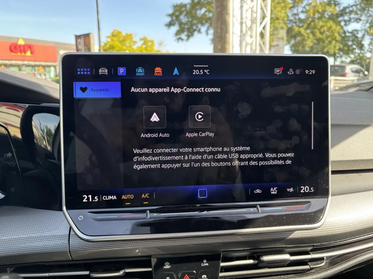 Écran tactile central de la Volkswagen Golf 2024 affichant la connexion Android Auto et Apple CarPlay.