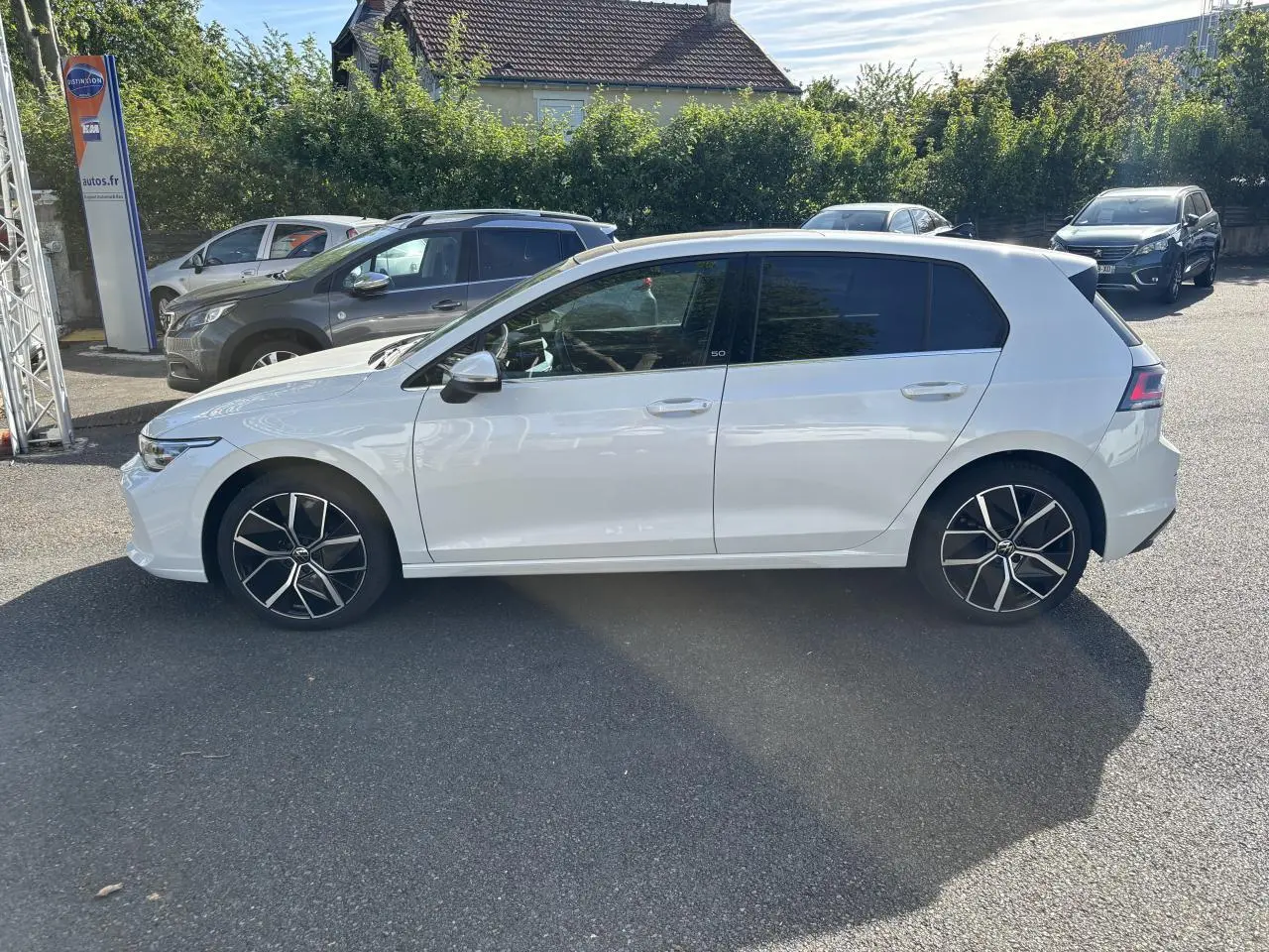 Volkswagen Golf 1.5 eTSI blanche vue de profil côté gauche avec jantes alliage 18 pouces Leeds.