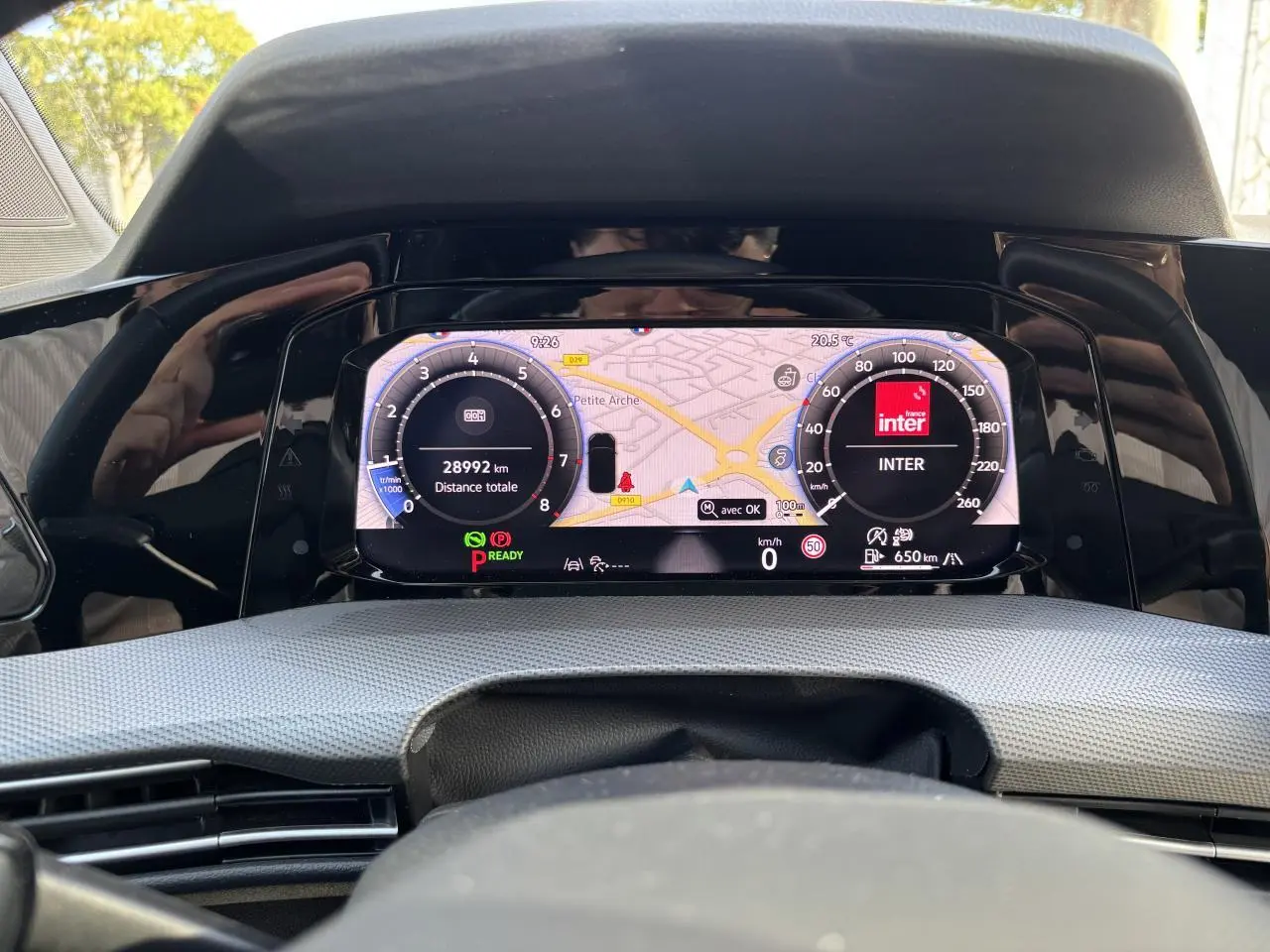 Vue rapprochée du combiné d'instruments digital couleur de la Volkswagen Golf 1.5 eTSI 2024 affichant la navigation et les compteurs.