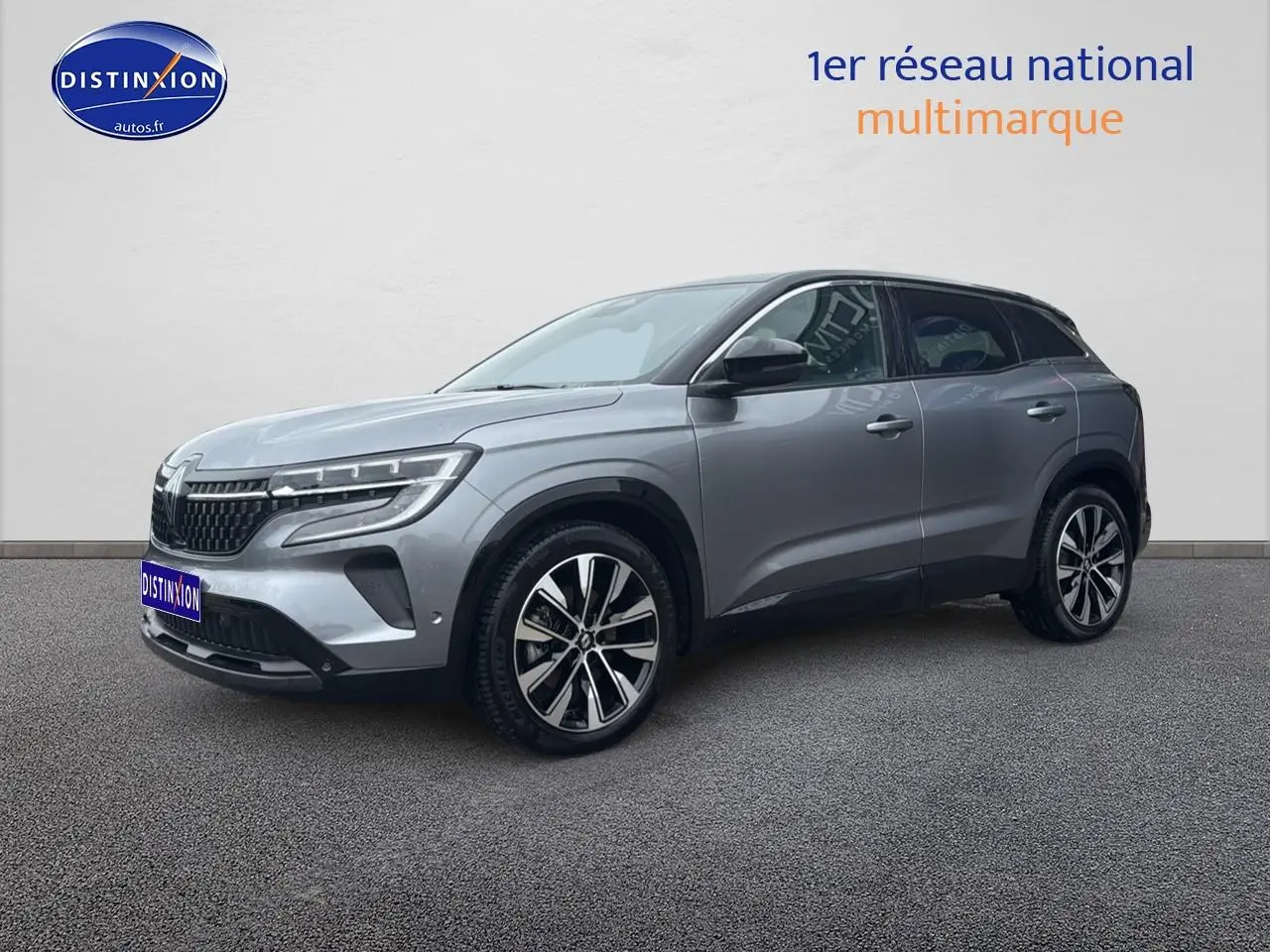 Renault Austral gris schiste en 3/4 avant droit, avec jantes alliage et toit noir contrasté visible.