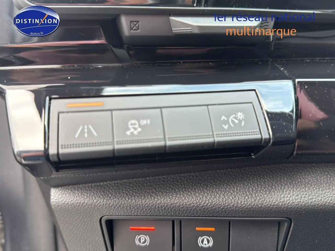 Gros plan sur les commandes de sécurité et assistance du tableau de bord du Renault Austral gris schiste 2024.