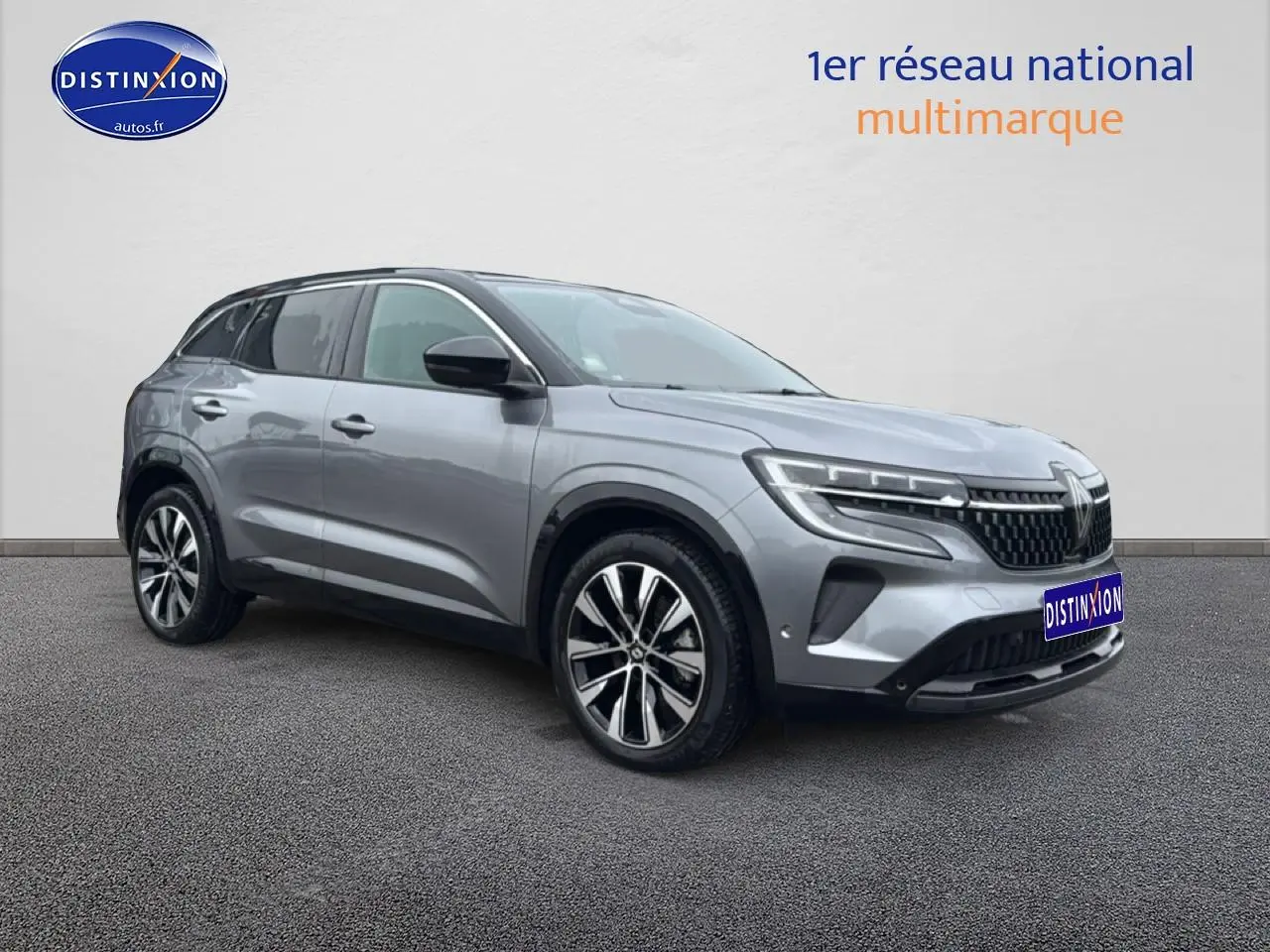 Renault Austral gris schiste en 3/4 avant droit, jantes alu et toit noir contrastant visible sur fond neutre.