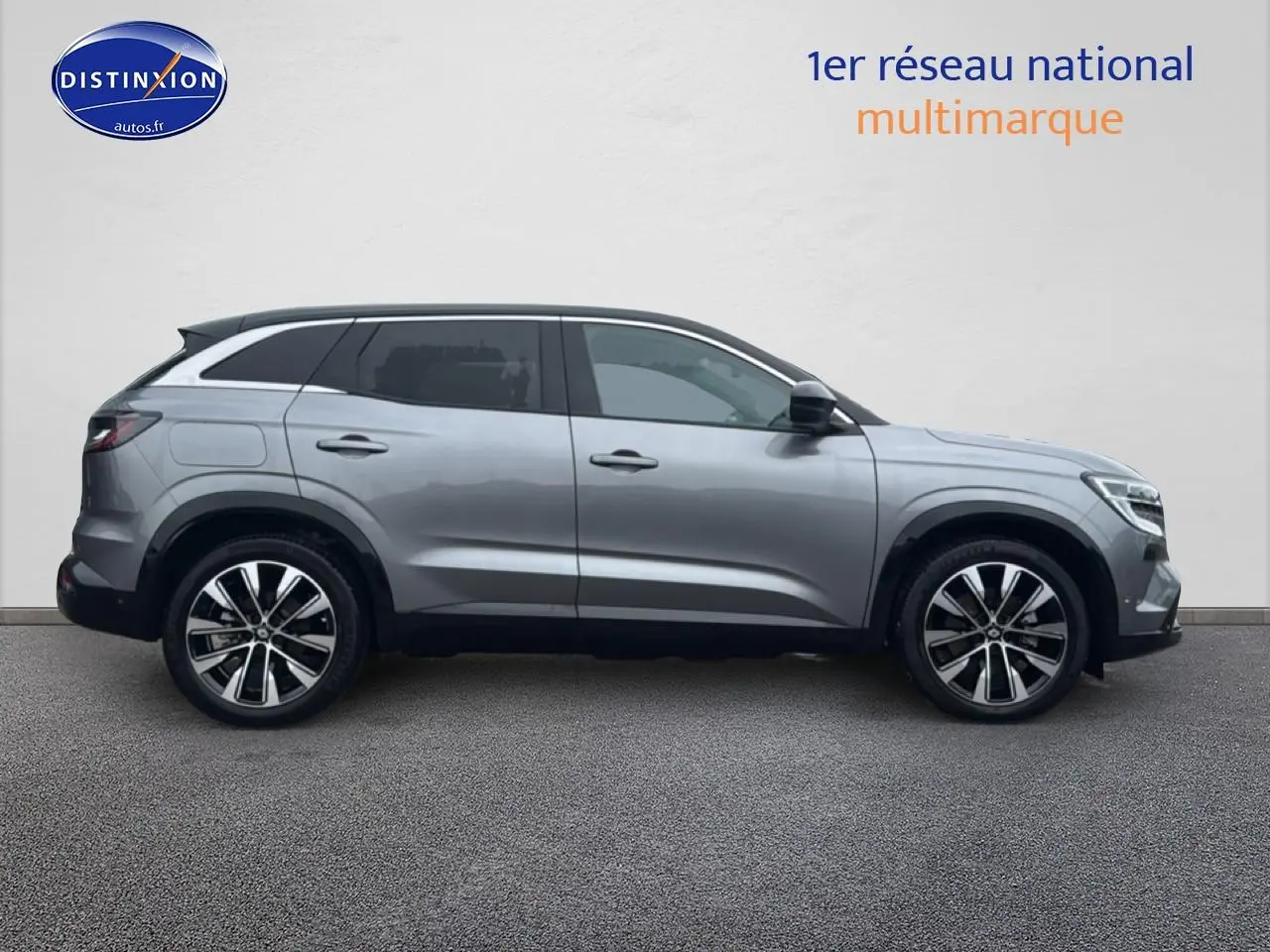 Profil droit du Renault Austral 2024 gris schiste avec toit noir et jantes alliage distinctives.