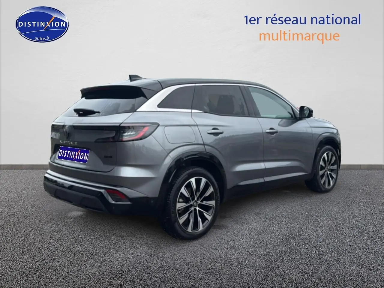 Renault Austral gris schiste vue 3/4 arrière droit avec toit noir et jantes alu bicolores.