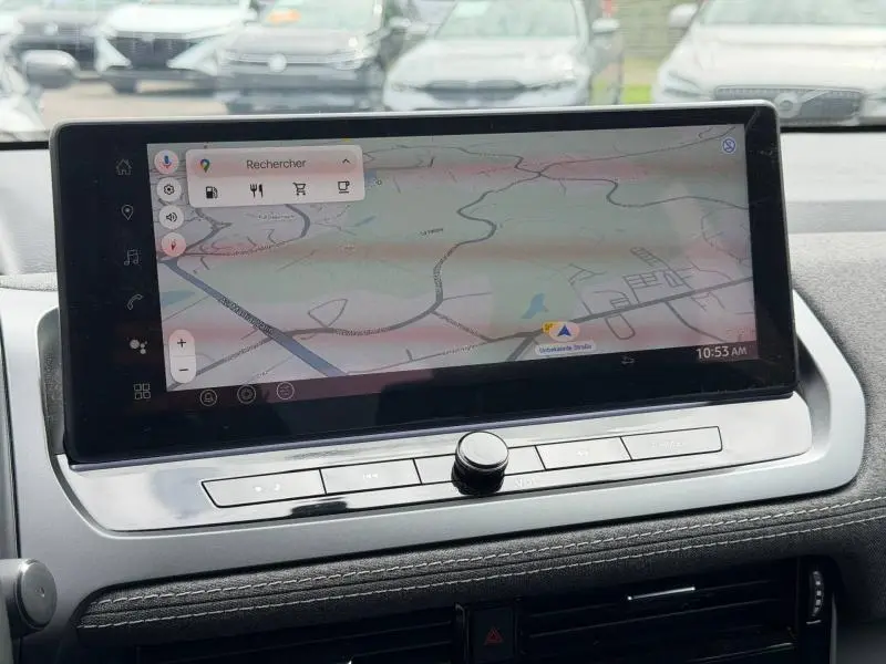 Écran tactile multifonction affichant une carte GPS dans l'habitacle du Nissan Qashqai 2025, vue rapprochée.