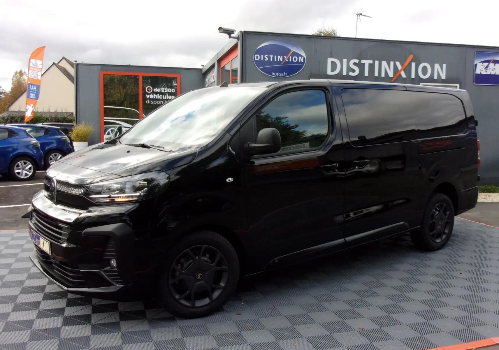 Vue 3/4 avant droite du Citroën Jumpy Cabine Approfondie XL noir Perla avec jantes noires et vitres teintées.