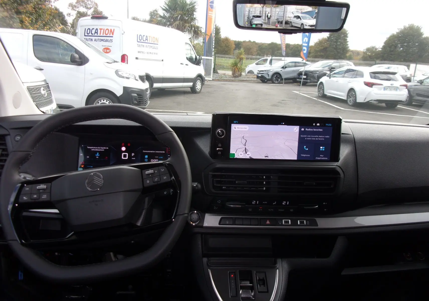 Vue intérieure du tableau de bord du Citroën Jumpy XL noir Perla, avec écran tactile 10'' et rétroviseur numérique.