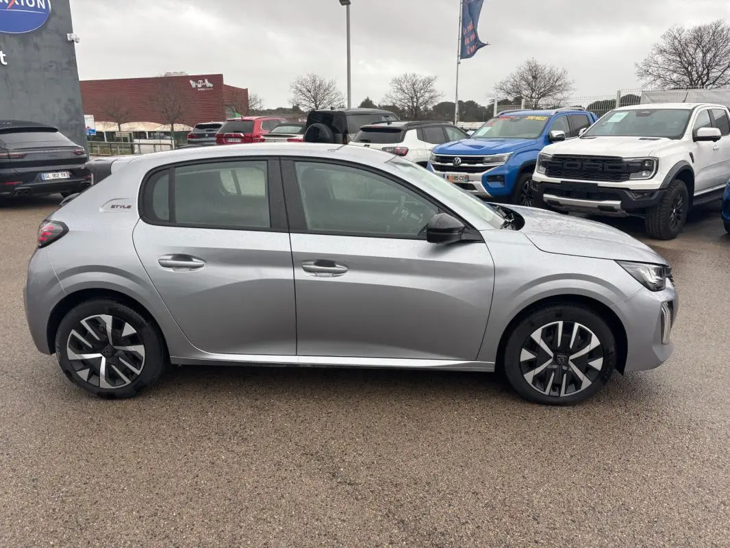 Peugeot 208 Hybrid gris vue de profil côté gauche, avec jantes 16 pouces et badge Style visible à l'arrière.