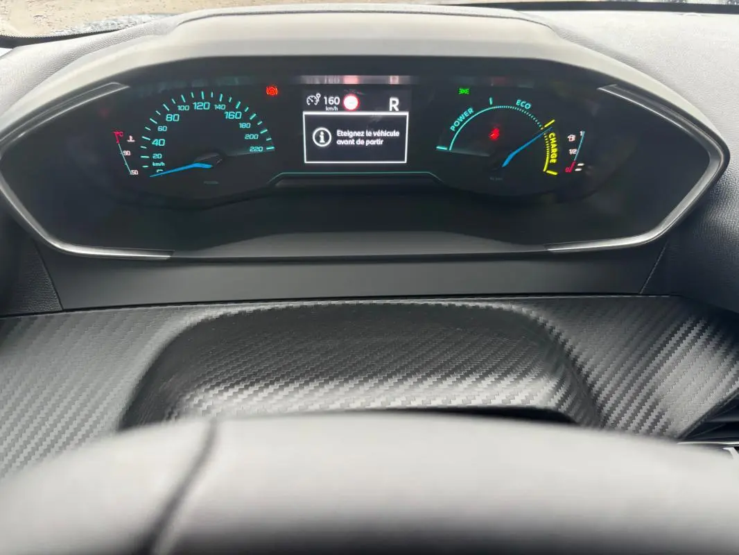 Vue rapprochée du cockpit numérique de la Peugeot 208 Hybrid 100 e-DCS6 Style 2025 avec affichage digital et tableau de bord noir.