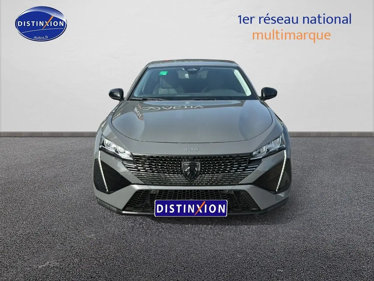 Vue frontale d'une Peugeot 408 Hybrid 145 allure e-dcs6 gris sellenium avec calandre noire et feux LED distinctifs.