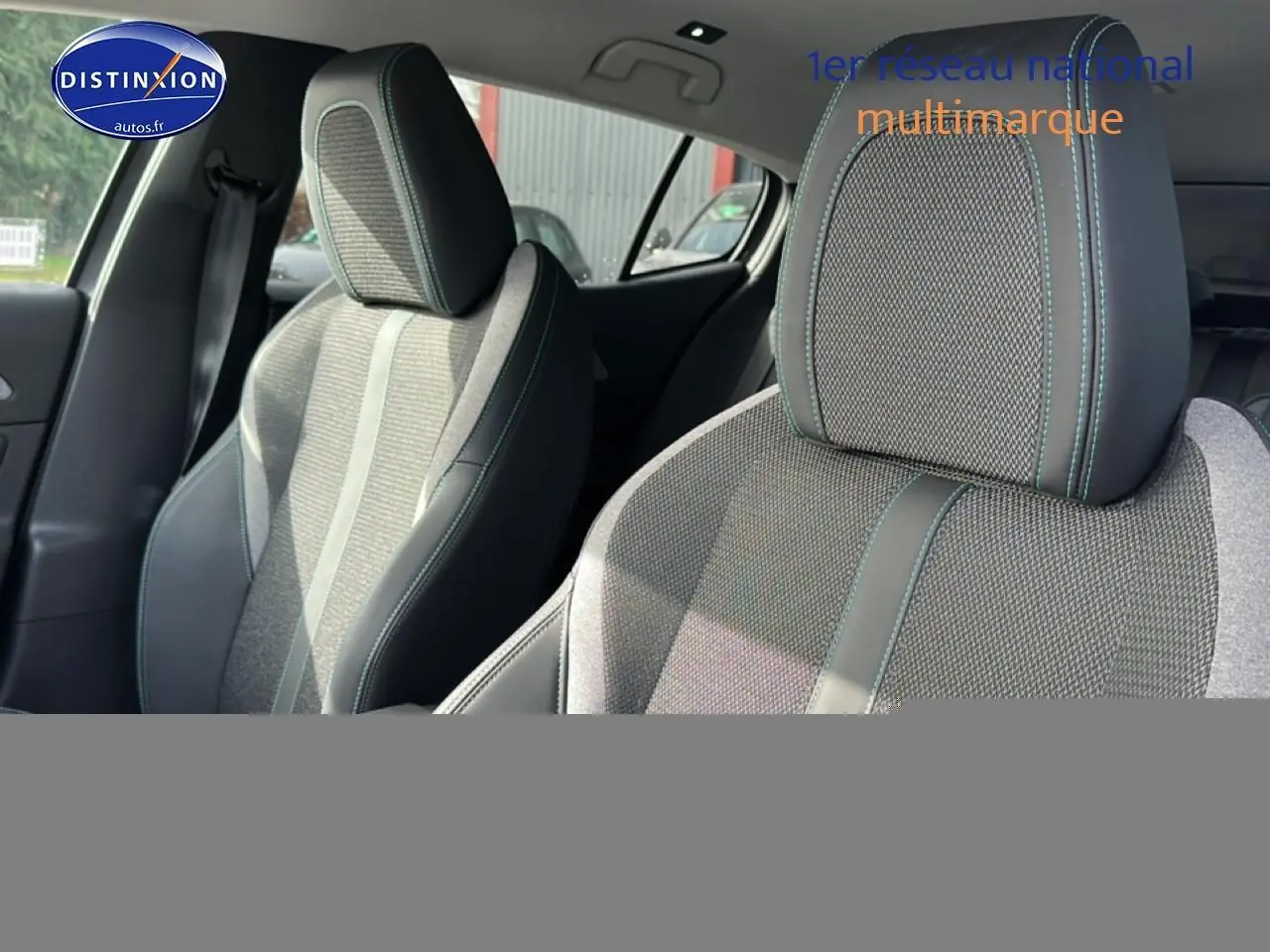 Gros plan sur les sièges avant gris avec surpiqûres bleues du Peugeot 408 Hybrid 145 allure e-dcs6 2025.