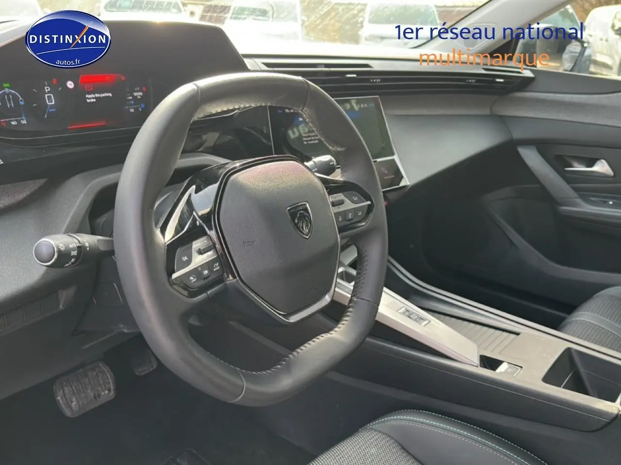 Intérieur de la Peugeot 408 Hybrid 145 allure e-dcs6 2025, vue côté conducteur sur volant cuir et tableau de bord digital.